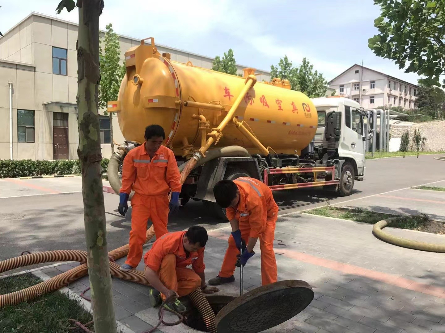 汤原管道疏通车停在窨井附近