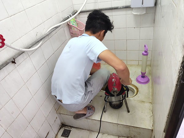 汤原管道堵塞冒臭气 专业师傅现场解决问题